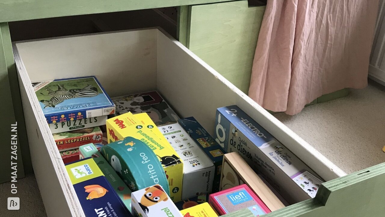 Meidenslaapkamer met zelfgemaakte bed en kast voor Jette, door Menno