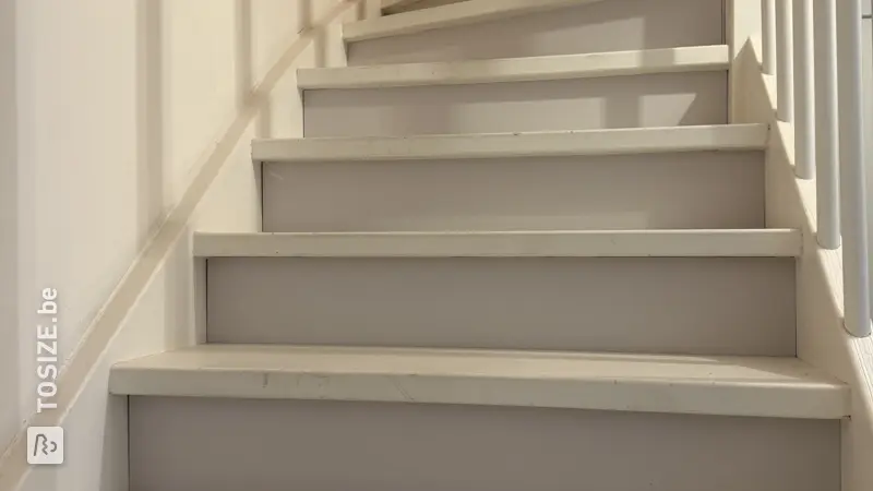 Fermeture d'un escalier de grenier avec des contremarches, par René