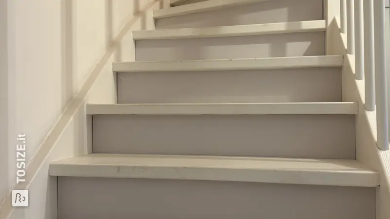 Chiusura di una scala della soffitta con alzate, di René