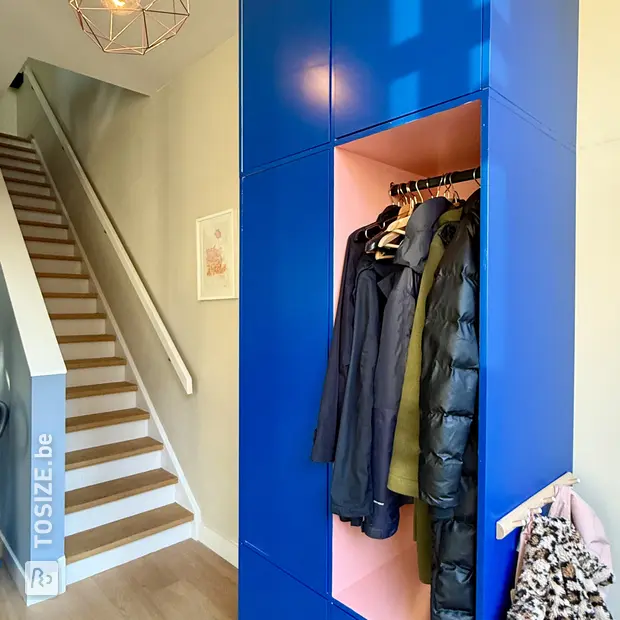 Meuble à chaussures bleu avec portes et compartiments ouverts