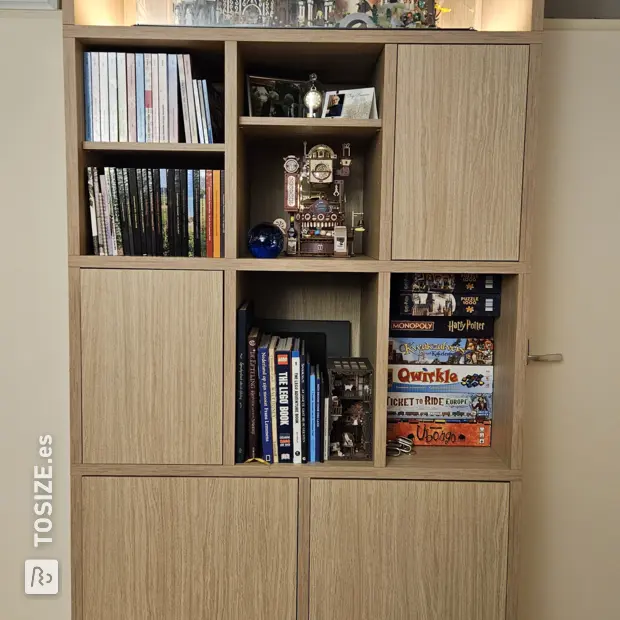 Vitrina ligera (de madera) con compartimentos y puertas abiertas