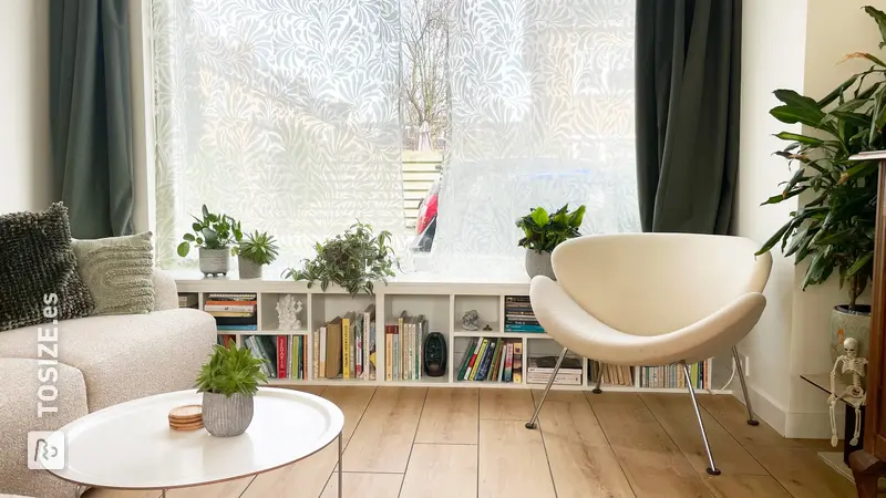Librería baja bajo la ventana, de Marije