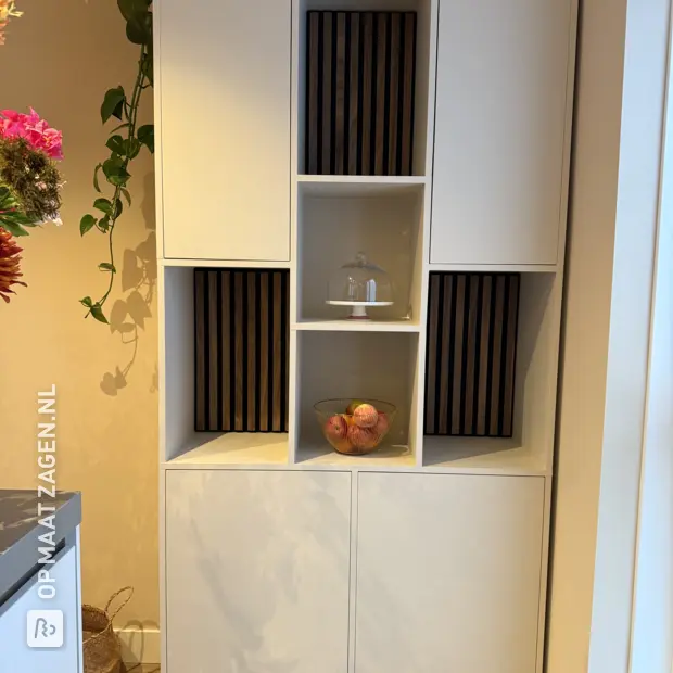 Witte kastenwand met deuren en open vakken