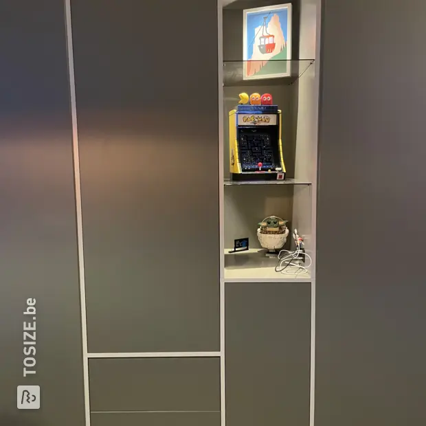Grijze kast met deuren en open vakken