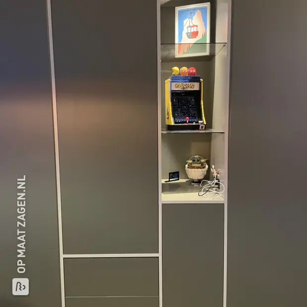 Grijze kast met deuren en open vakken