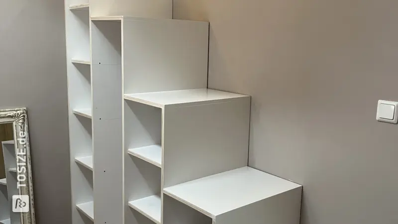 Kleiderschrank-Treppen-Kombination: Ein kreatives Regal von Annemieke