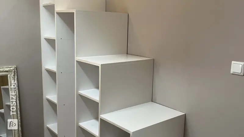 Combinaison garde-robe-escalier : une étagère créative par Annemieke