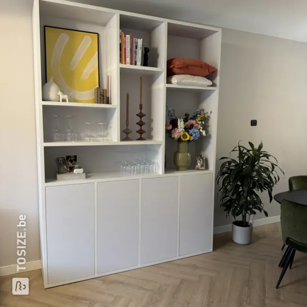 Placard mural blanc avec compartiments et portes ouverts