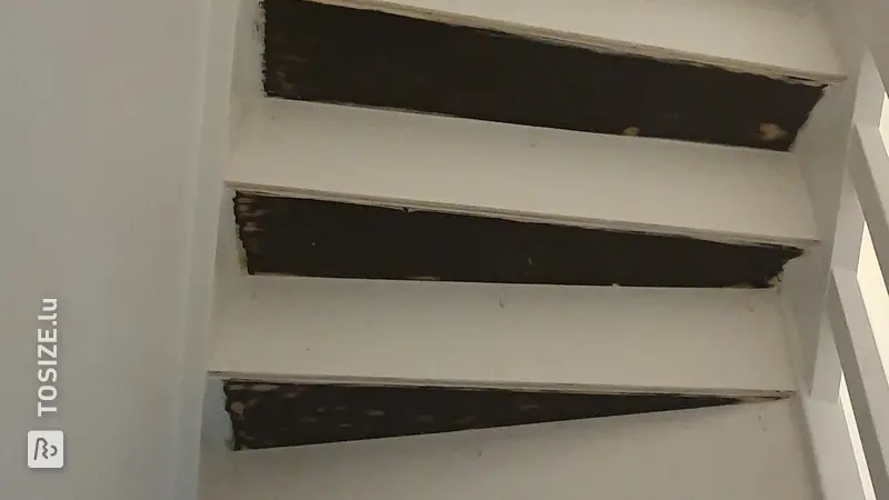 Escalier mansardé fermé avec contremarches blanches, par Nick