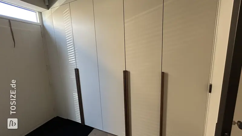 Stylish built-in wardrobe in the hallway, by Wesley