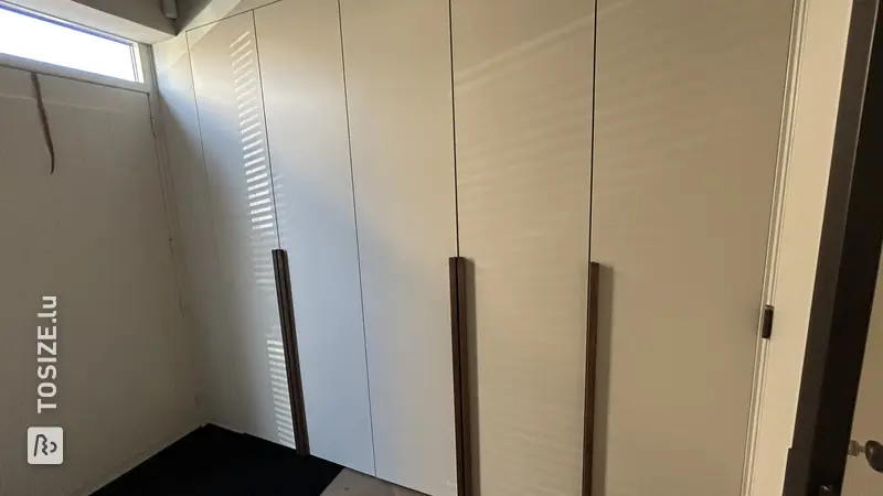Stylish built-in wardrobe in the hallway, by Wesley