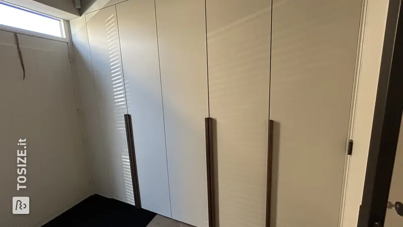 Elegante armadio a muro nel corridoio, di Wesley