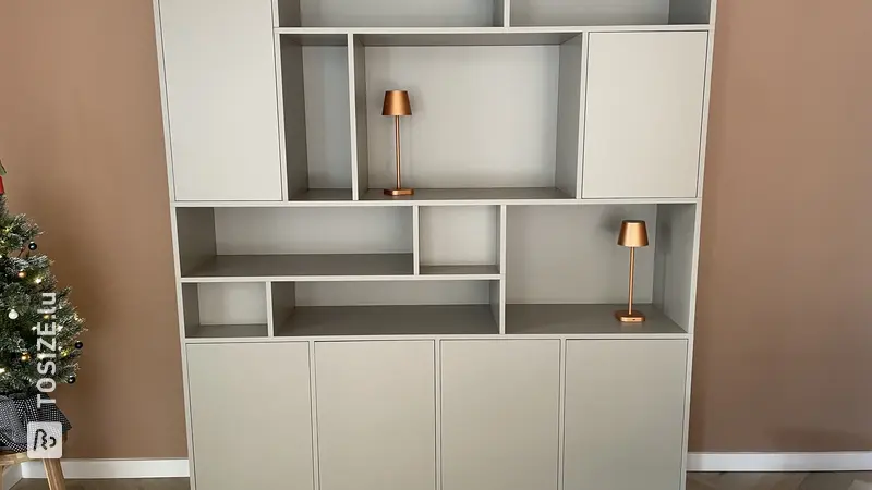 Selbstgebautes Regal in Dunkelbeige, von Linda