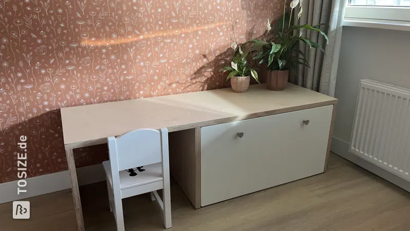 Stilvoller MDF-Schreibtisch mit IKEA Smastad, von Frank