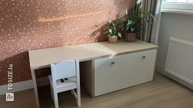 Stilvoller MDF-Schreibtisch mit IKEA Smastad, von Frank