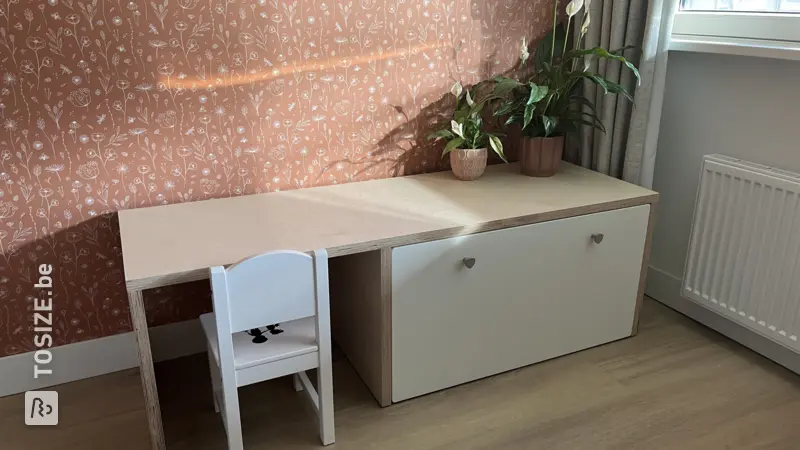 Stijlvol MDF Bureau met IKEA Smastad, door Frank