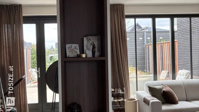 Raumteiler und TV-Wand fürs Wohnzimmer: Modern und gemütlich von Linda