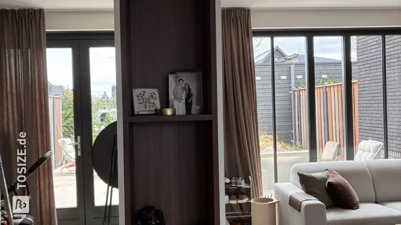 Raumteiler und TV-Wand fürs Wohnzimmer: Modern und gemütlich von Linda
