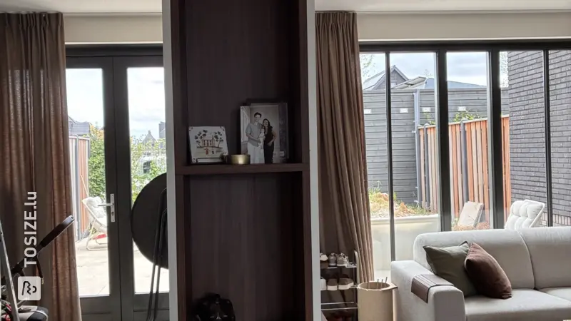 Raumteiler und TV-Wand fürs Wohnzimmer: Modern und gemütlich von Linda