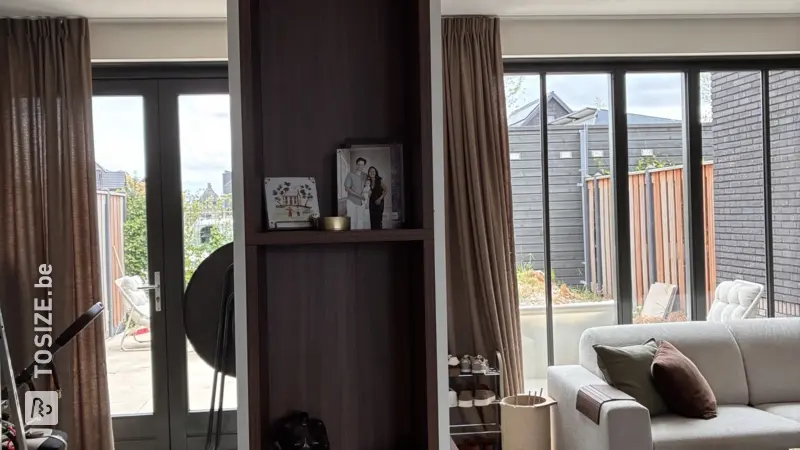 Cloison de séparation et mur TV pour le salon : Moderne et chaleureux par Linda