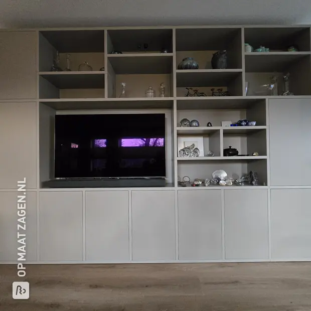 Crème kastenwand met open vakken en deuren