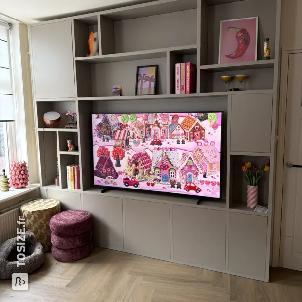Placard mural gris avec compartiments et portes ouverts