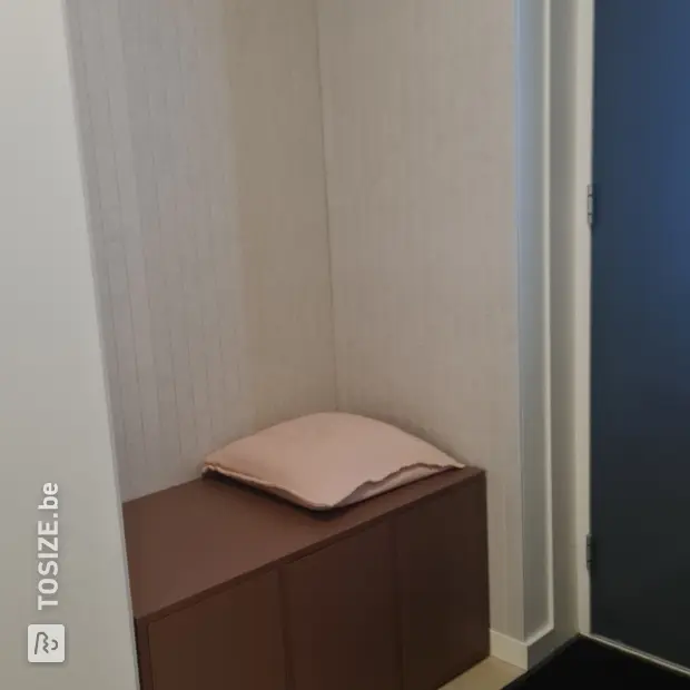 Meuble à chaussures marron avec portes