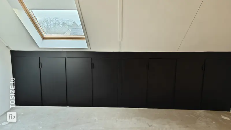 Schwarzer Einbauschrank in der Kniestockwand des Dachbodens, von Ralph
