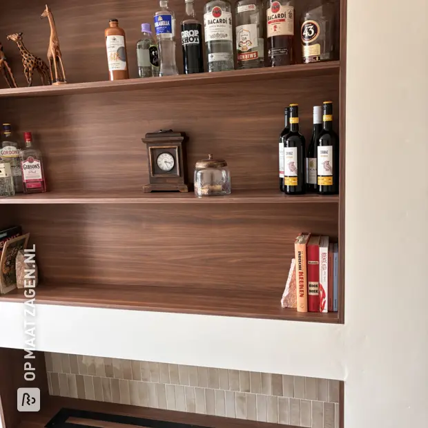 Donker boekenkast met open vakken en legplanken
