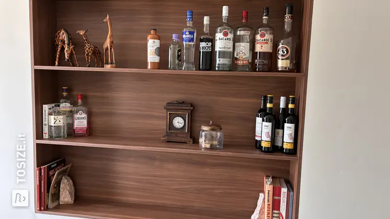 Mobiletto con scomparti unici, utilizzabile come mobile bar, in noce Lorenzo, di Linda