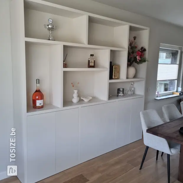 Placard mural blanc avec compartiments et portes ouverts