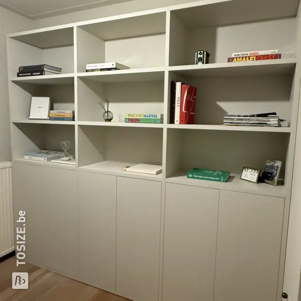 Grijze kast met deuren en open vakken