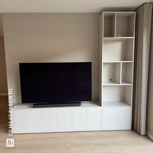 Witte dressoir met deuren en open vakken