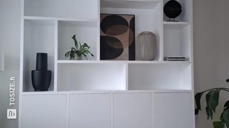 Living room cabinet in white satin gloss, by Jaap