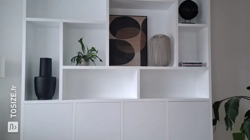 Living room cabinet in white satin gloss, by Jaap