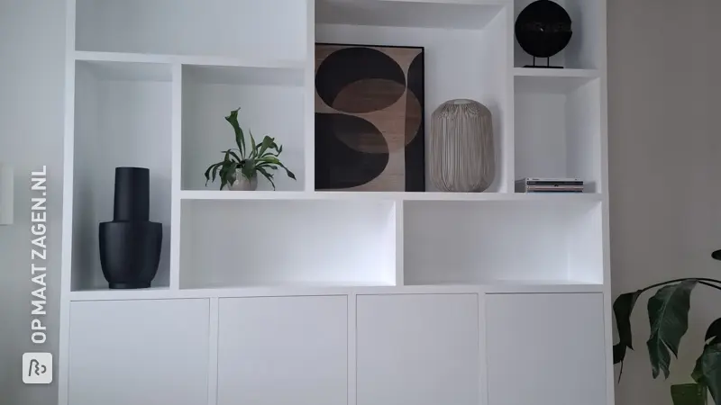 Living room cabinet in white satin gloss, by Jaap