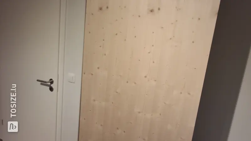 Porte coulissante en bois élégante pour votre dressing, par Valérie