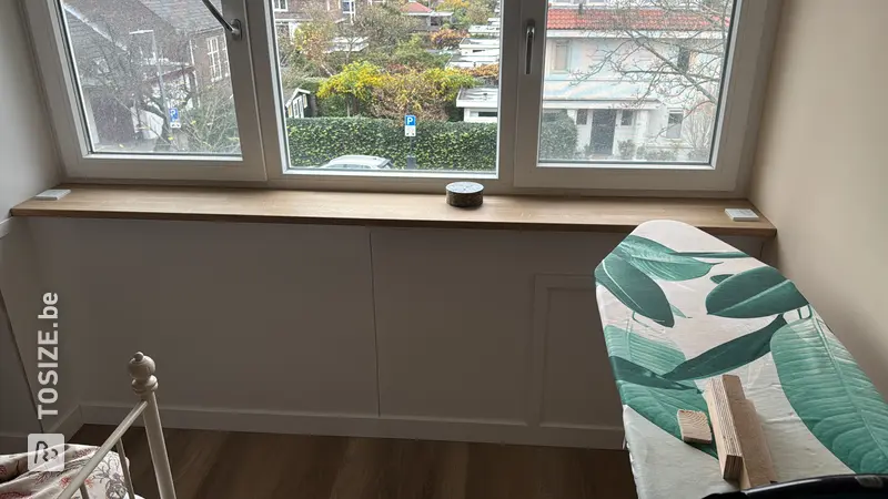Vensterbank op maat in de zolderkamer, door Steven