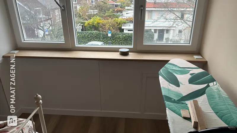 Vensterbank op maat in de zolderkamer, door Steven
