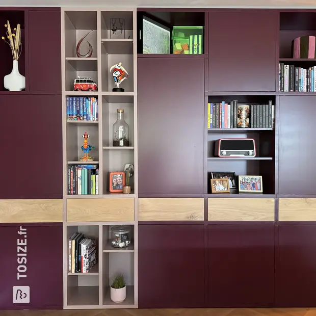 Armoire violette avec compartiments et portes ouverts