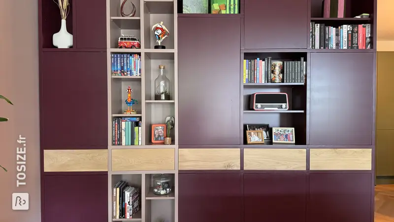 Bibliothèque impressionnante avec tiroirs faits maison, par Rick
