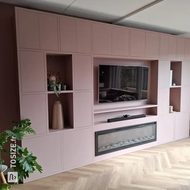 Buffet rouge avec compartiments et portes ouverts