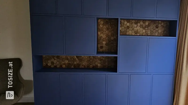 Tintenblauer Wandschrank mit sechseckigen Details, von Michiel
