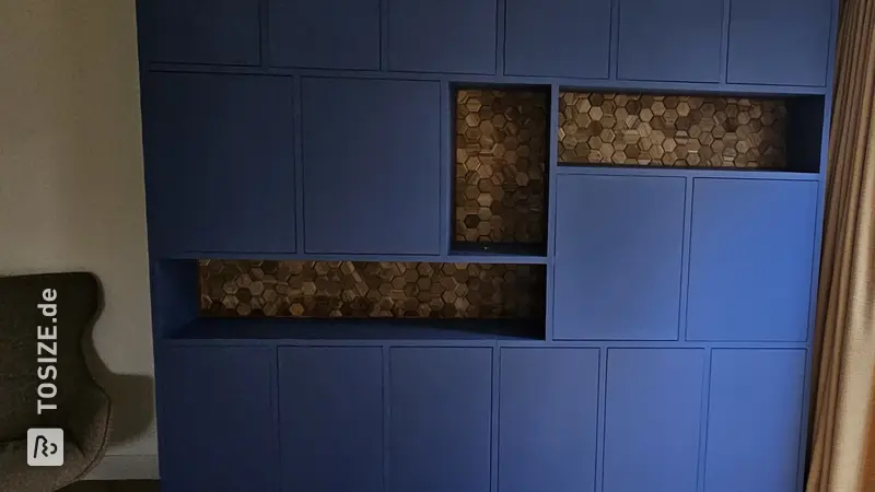 Tintenblauer Wandschrank mit sechseckigen Details, von Michiel