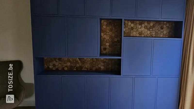 Inktblauwe Wandkast Met Hexagon Details, Door Michiel