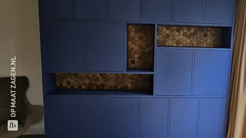 Inktblauwe Wandkast Met Hexagon Details, Door Michiel