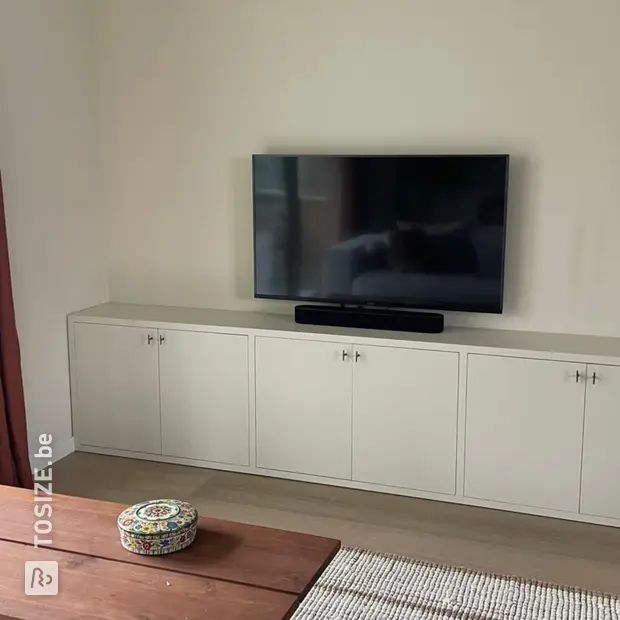 Witte dressoir met deuren en open vakken