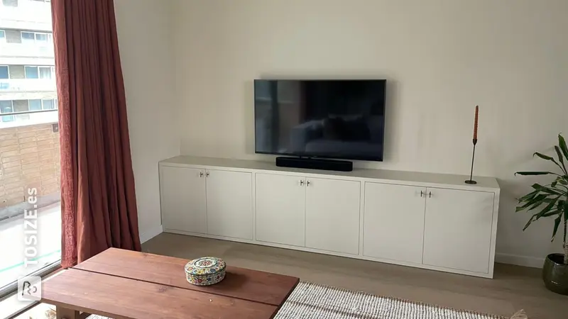 Mueble de TV estrecho en RAL 9013, de Lotte