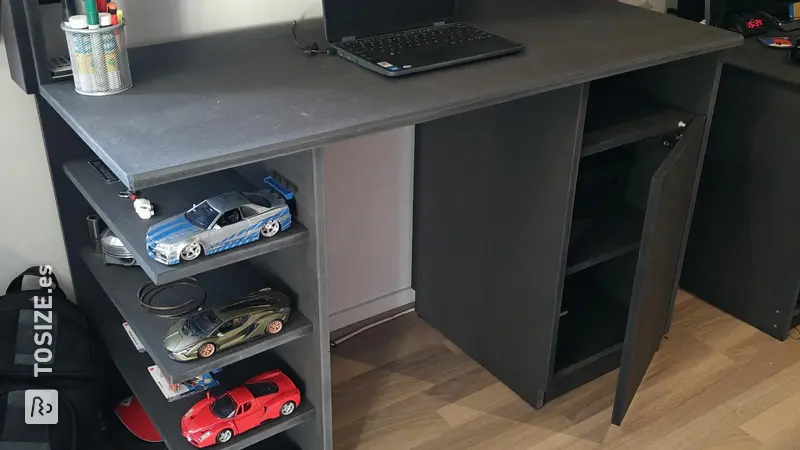 Escritorio negro para juegos para la habitación de los niños, de John
