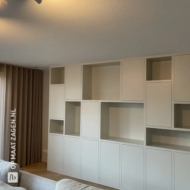 Witte kastenwand met open vakken en deuren